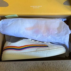 White leather soludos shoes with rainbow and sun details